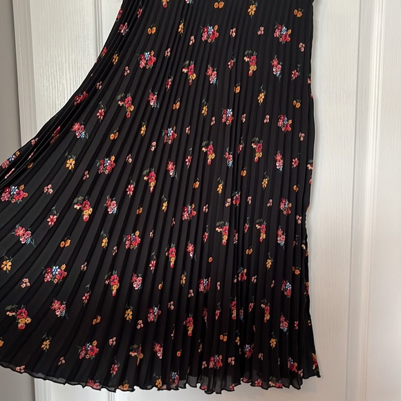 LAST CHANCE Pleated black floral midi skirt - Picture 2 of 3